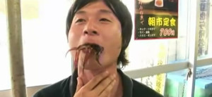 ΣΟΚ!!! Τρώνε ΖΩΝΤΑΝΑ χταπόδια, καλαμάρια, γαρίδες…Είναι τρελοί αυτοί οι Κινέζοι!!!